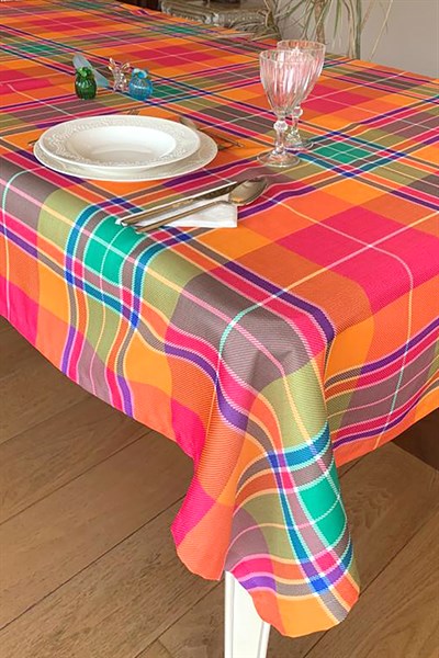 Kareli Renklerin Coşkusu Masa Örtüsü